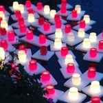 Kuvassa Hiroshima-illan kynttilöitä
